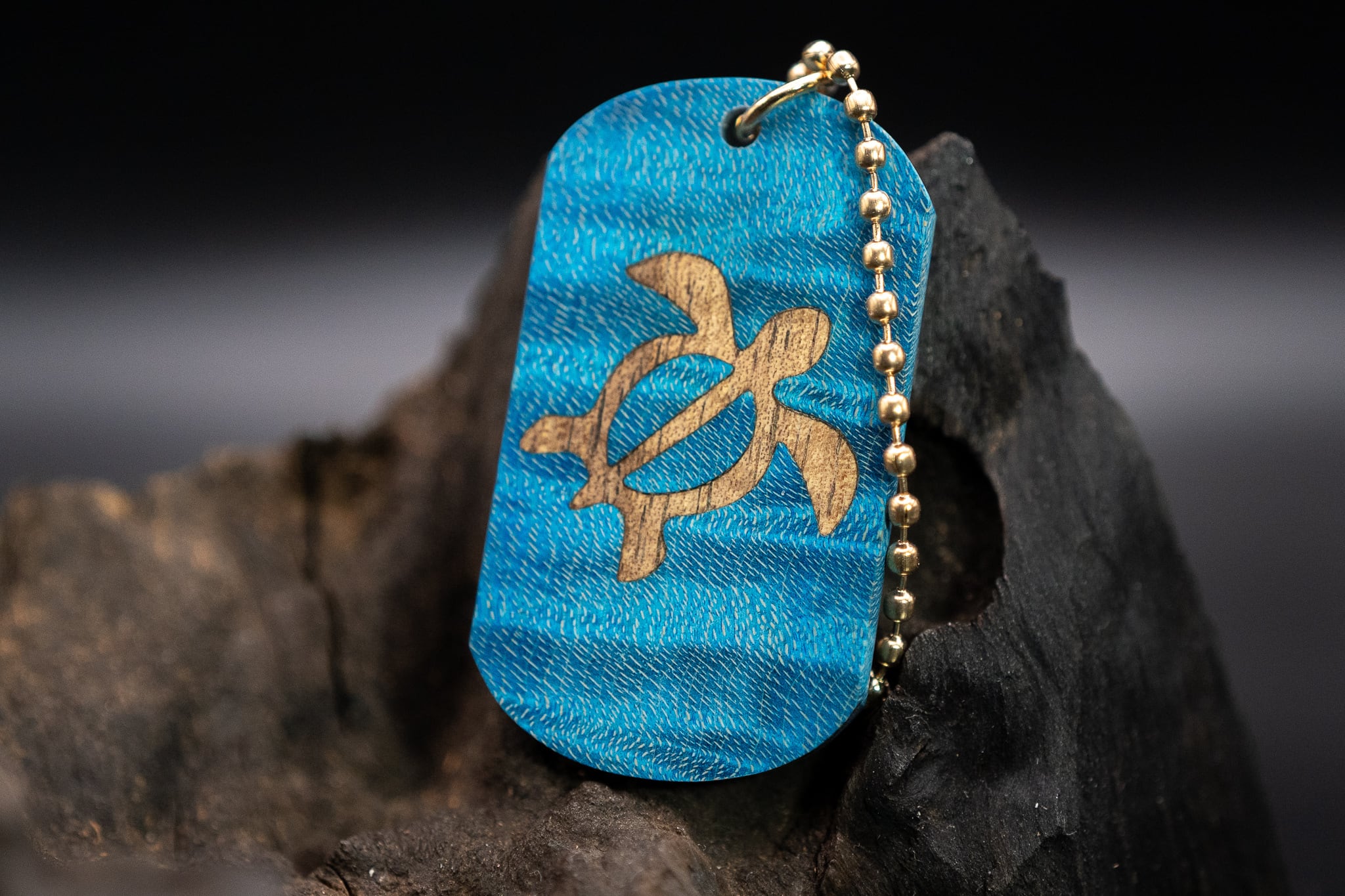 スタビライズドウッド 楓 縮杢 ドッグタグ 象嵌 浅瀬で泳ぐウミガメ