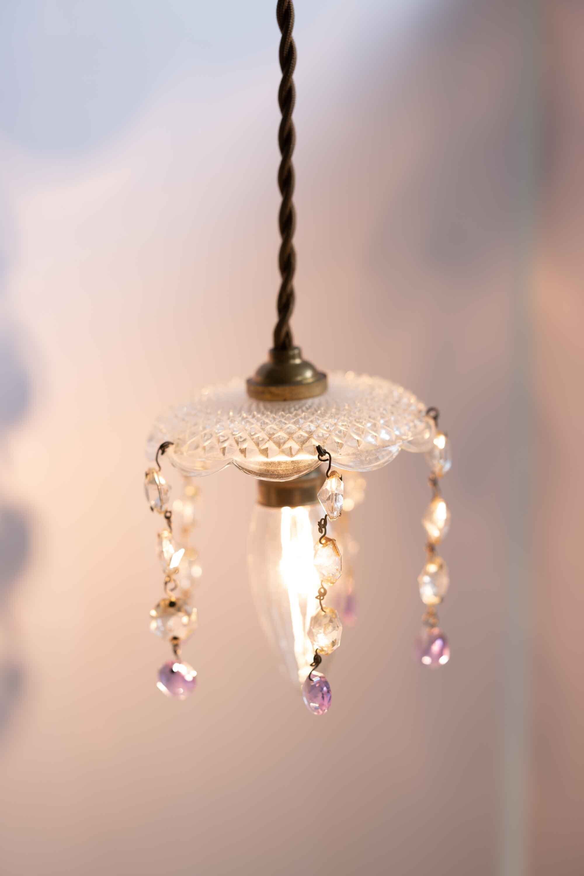 ミニシャンデリア ドロップ部の1つが薄紫の着色があり大変美しいです。ドロップガラスは五本です。