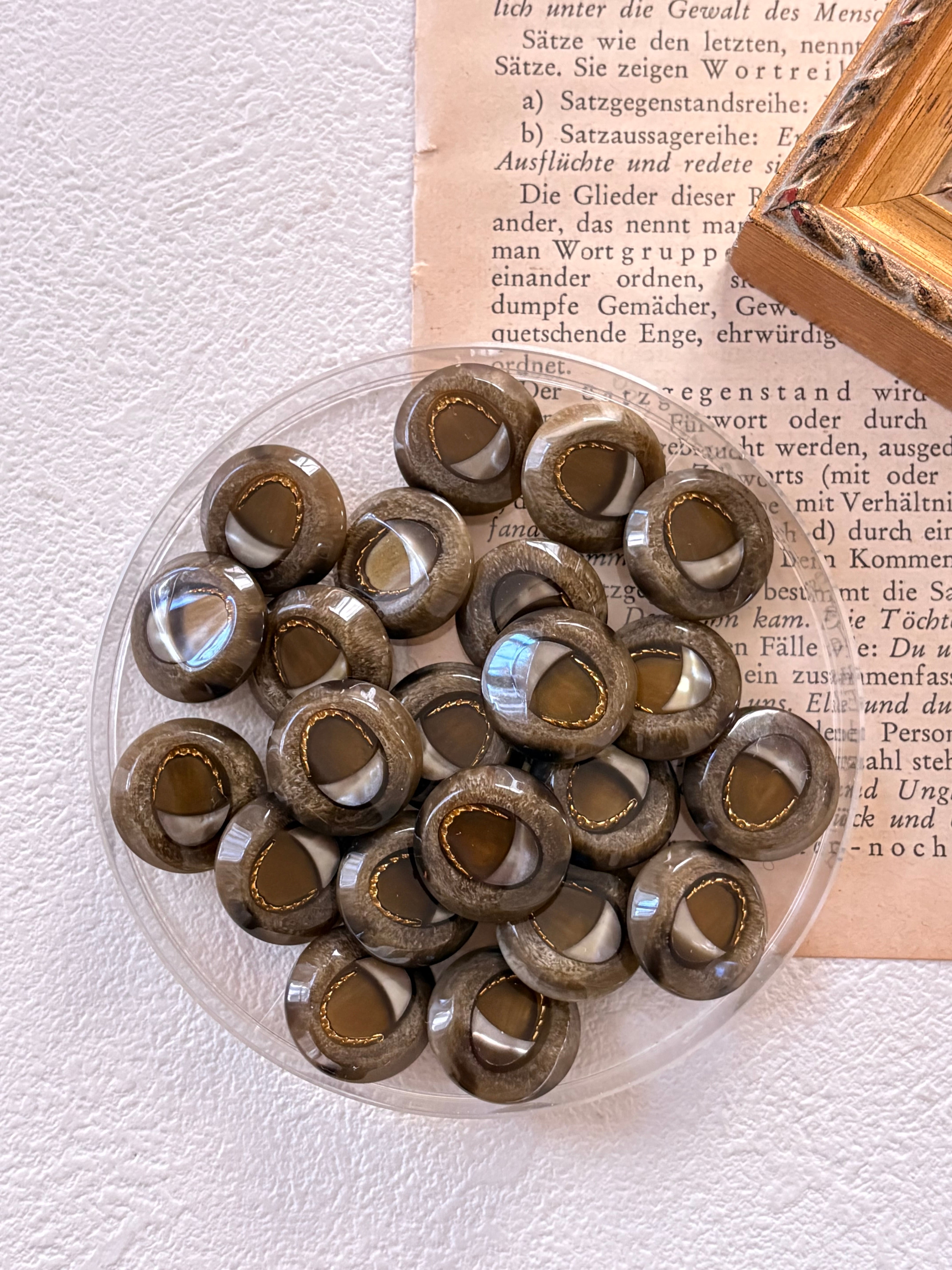 20mm Japanese ヴィンテージボタン ブラウンベージュ×ゴールド マーブル調 レトロ アクセサリーパーツ 装飾材 カルトナージュ