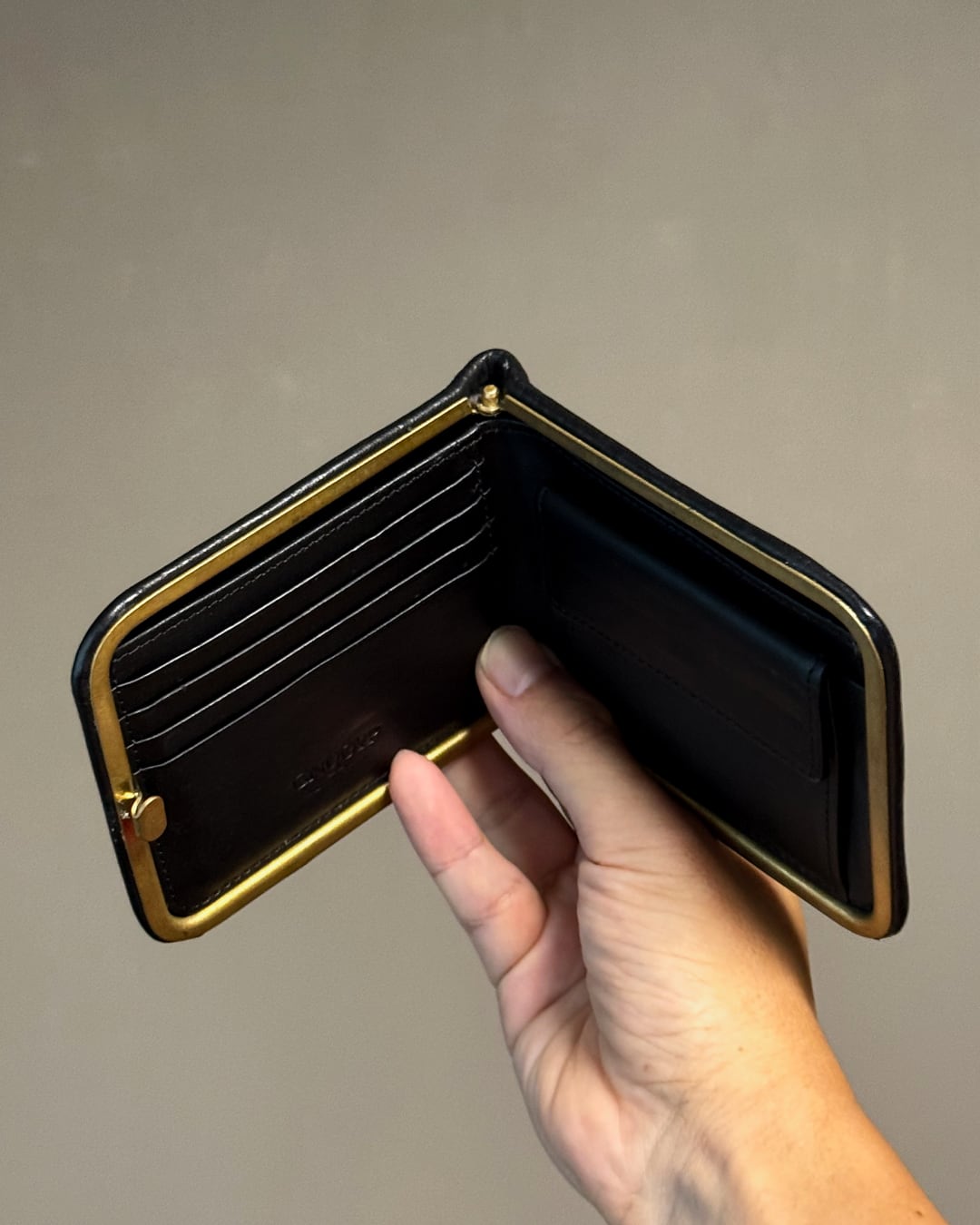 天溝折財布 BLACK （Frameless Bi-Fold Wallet – Organic Deer Leather