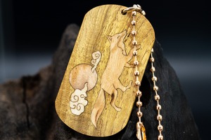 【黄金の木】 御蔵島 金桑 ドッグタグ 象嵌 十五夜きつね