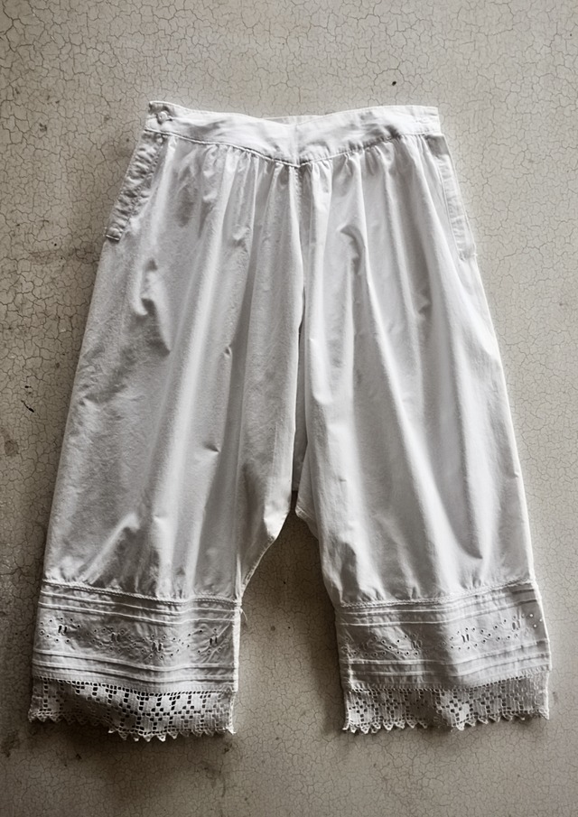 1900s フランス 白花と空虚な球とモノグラムのあるロングレースドロワーズ アンティーク