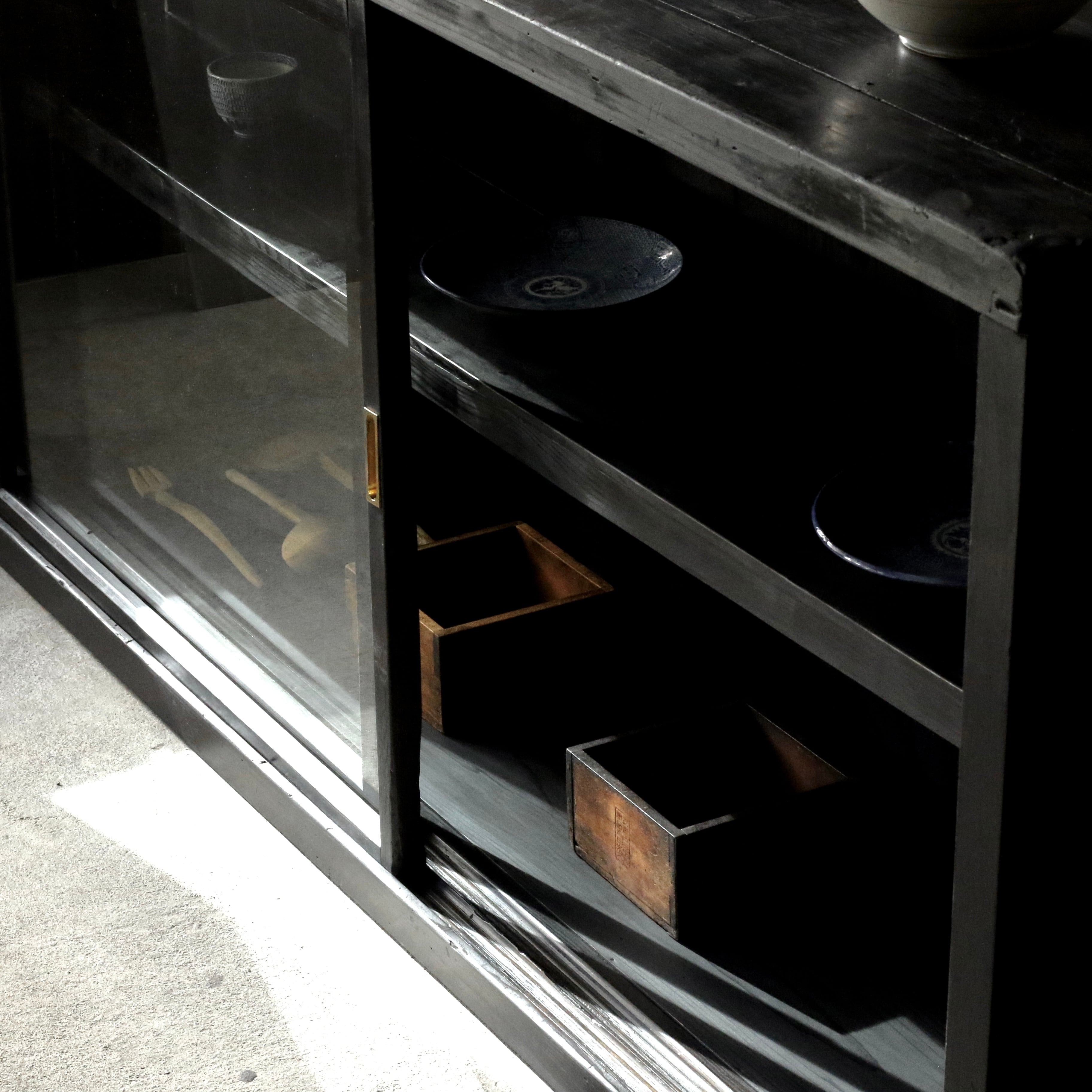 横長なガラス戸棚《古家具 食器棚 サイドボード》 | Rem Remake Furniture