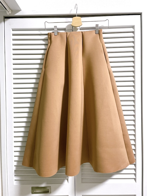 ベージュのシンプルボンディングスカート
