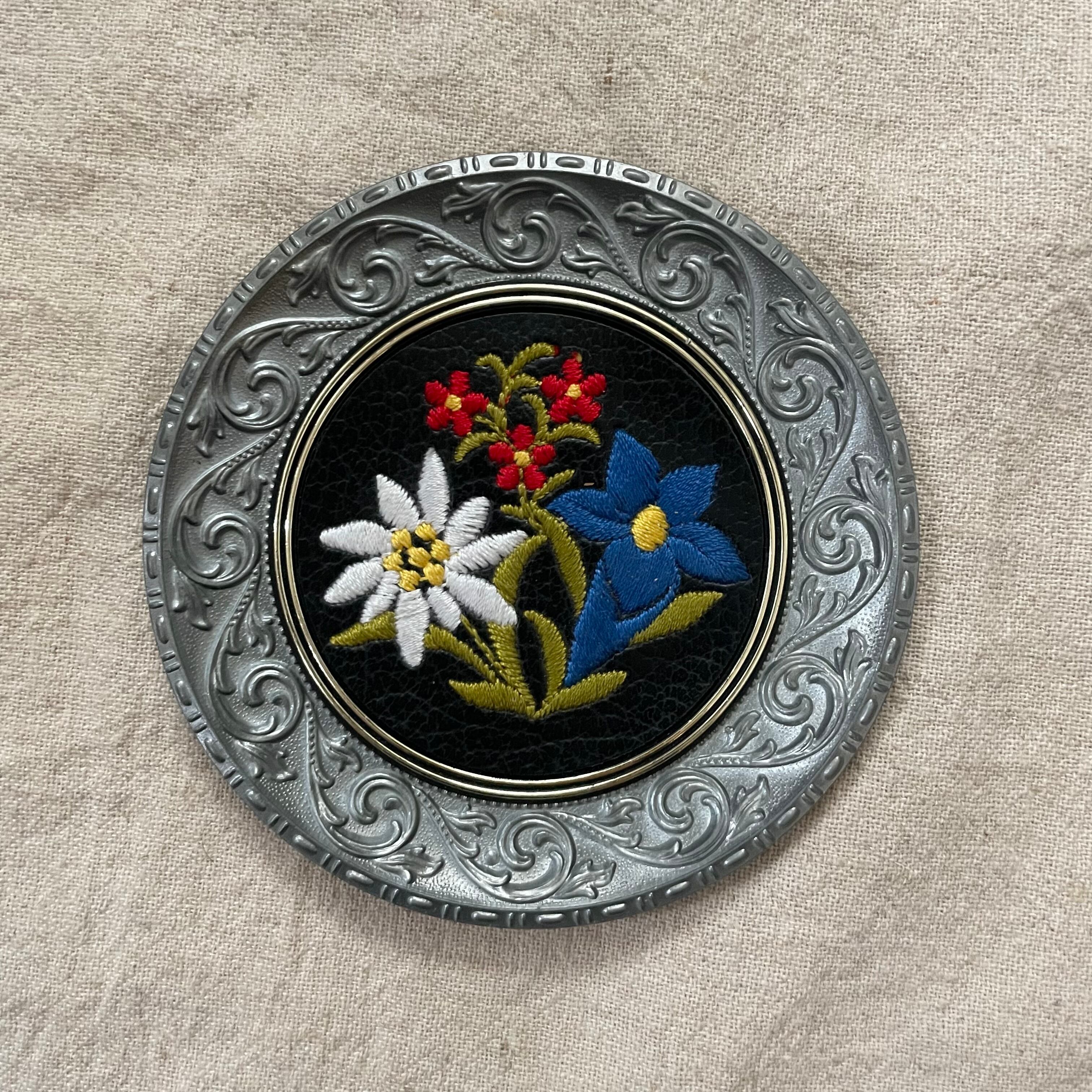 刺繍の花模様の壁飾り