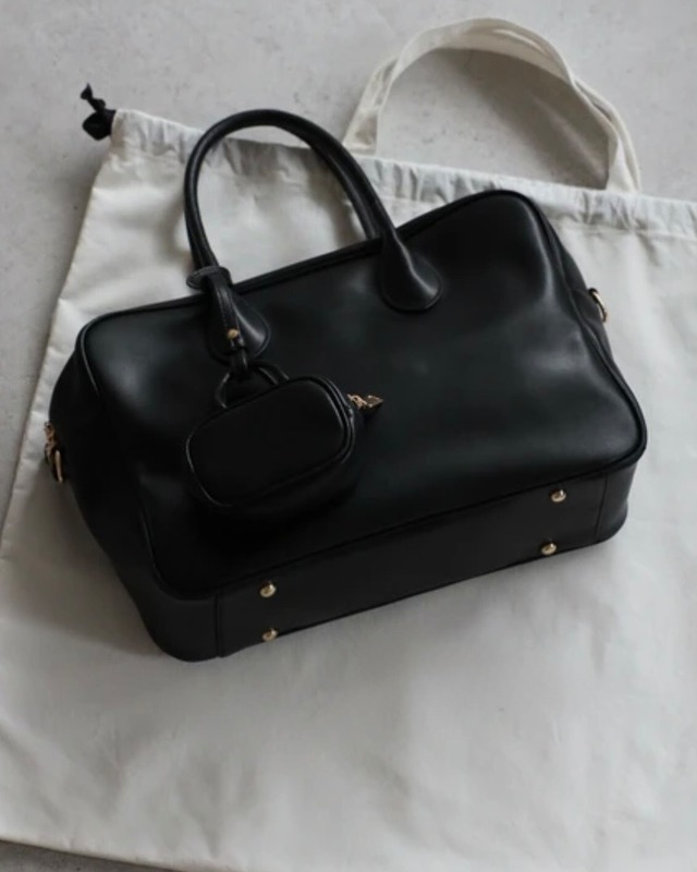 チャーム付き牛革ボストンバッグ