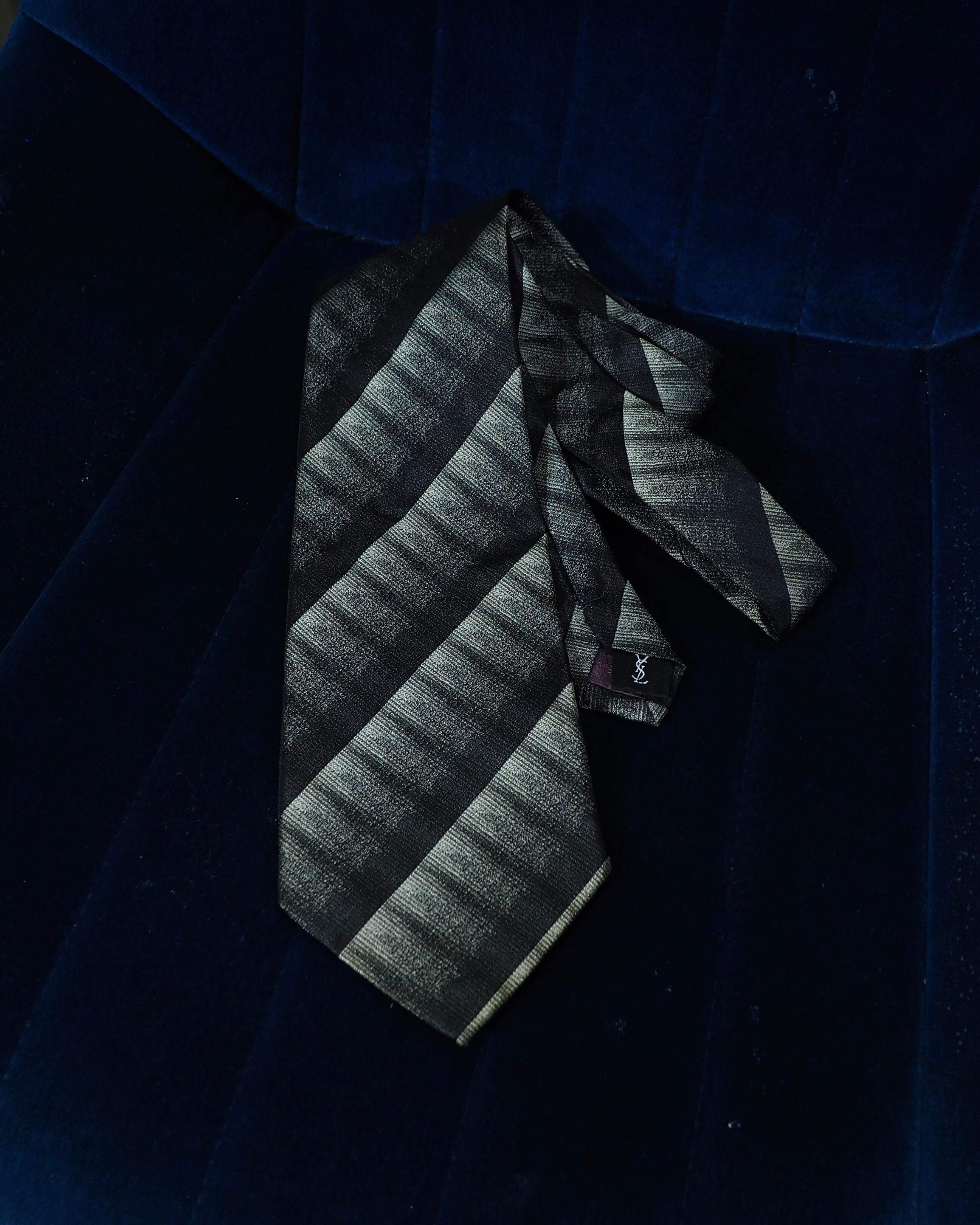 " YVES SAINT LAURENT " Black Mode Stripe pattern Vintage Silk Tie ( Made in France )