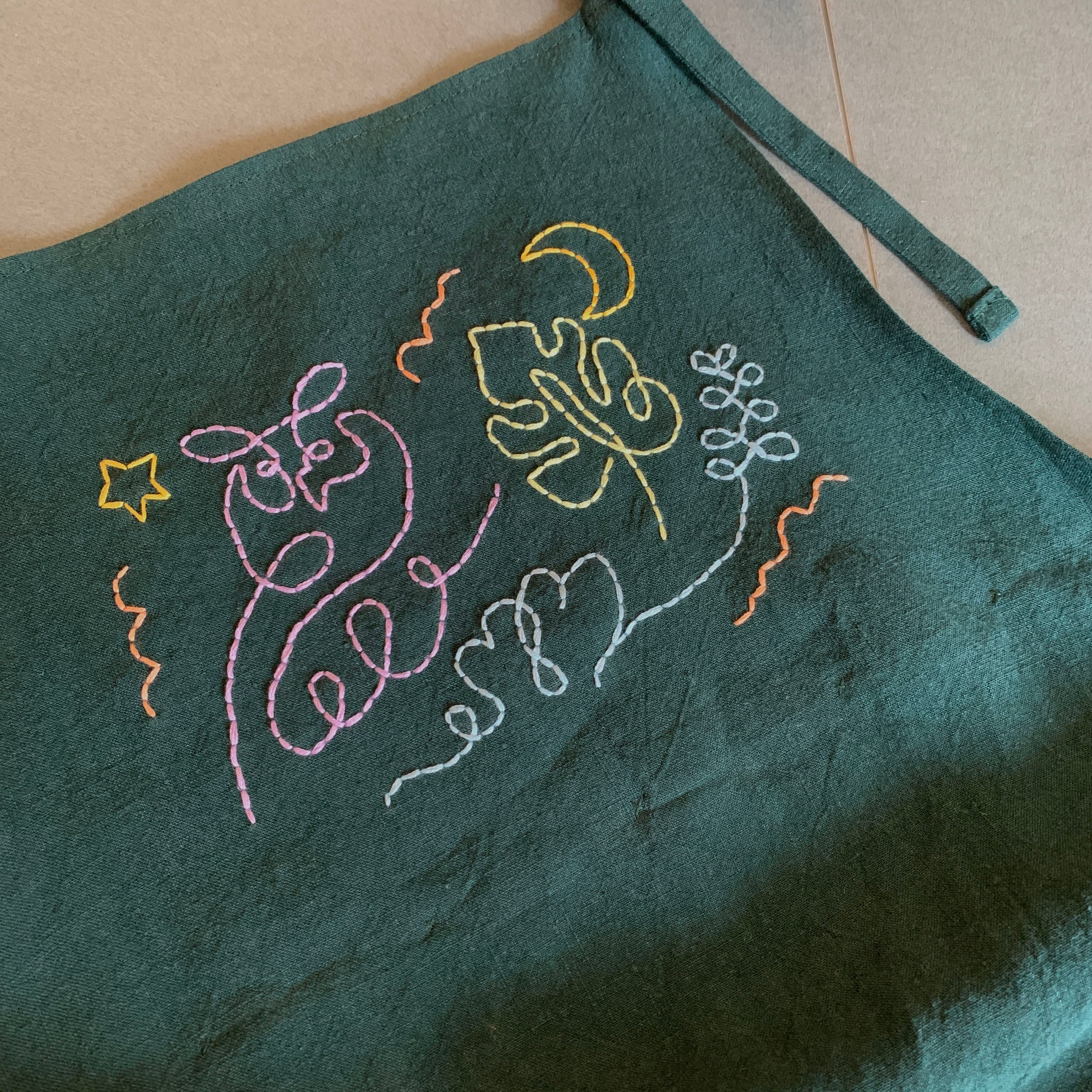 オリジナル刺繍エプロン「フクロウと森」ダークグリーン | Dottocheck