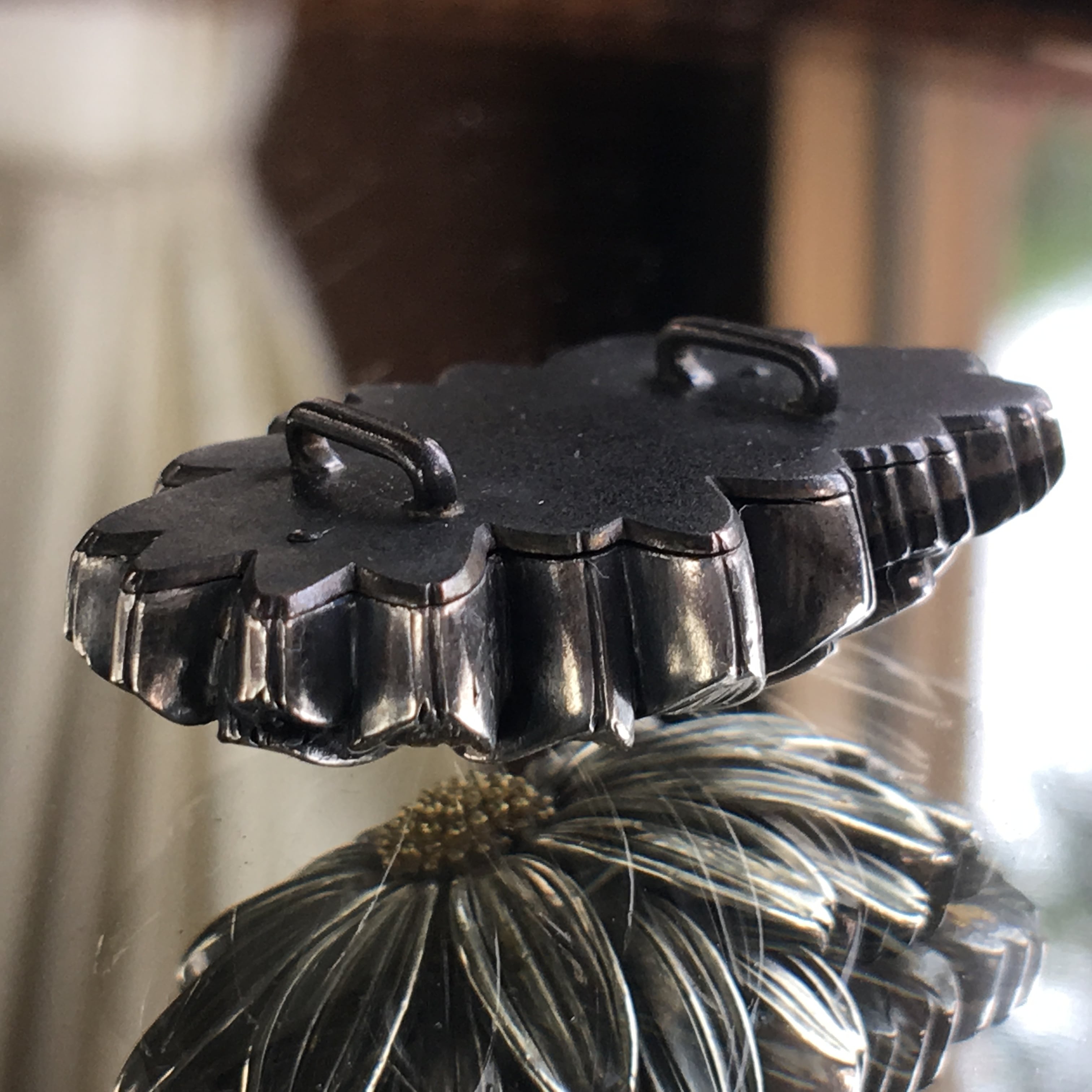 アンティーク 在銘金工 美しい菊の帯留め