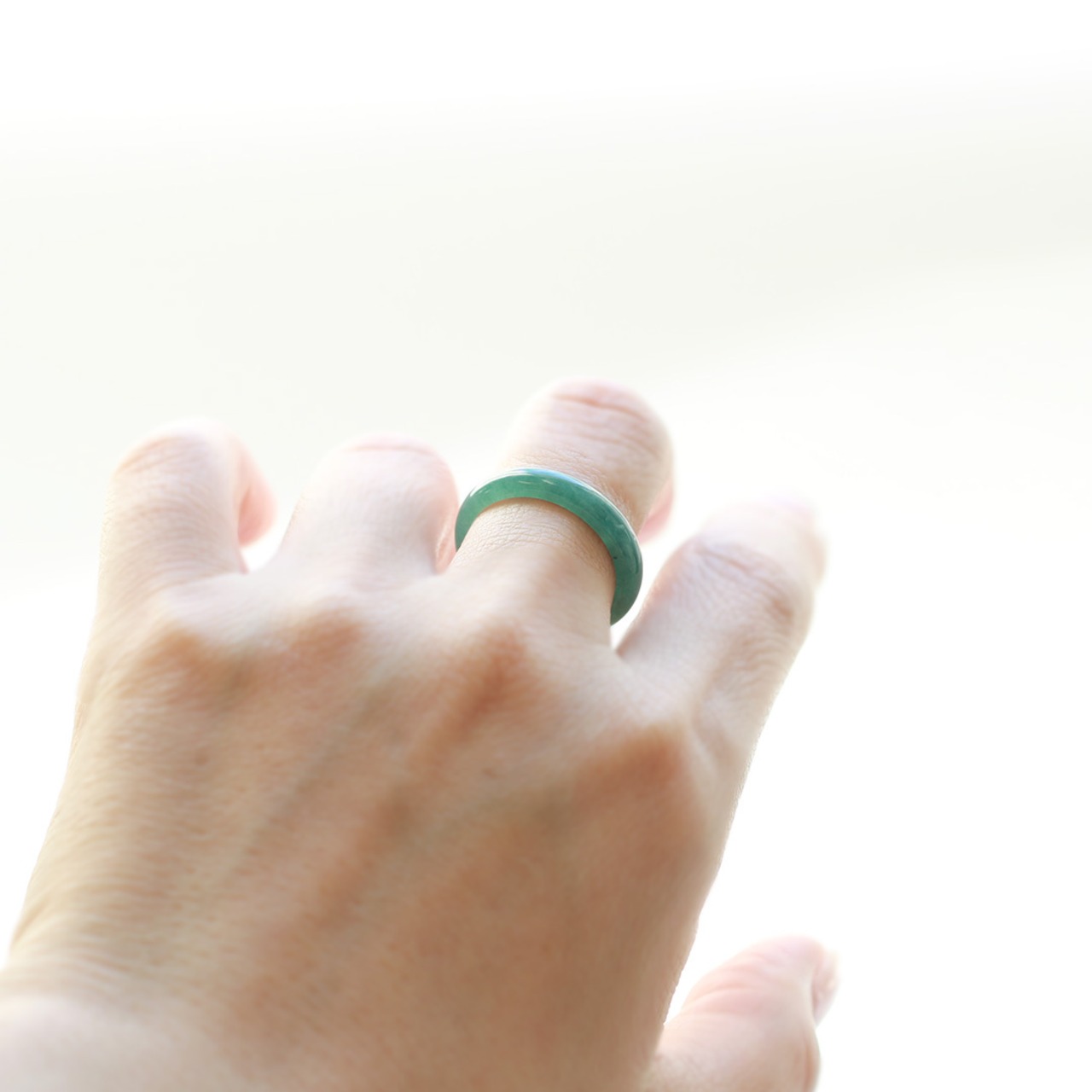 【16号】新色！青緑色の透明感が美しい！ 細くりぬき甲丸リング A貨翡翠 jd_rg1476