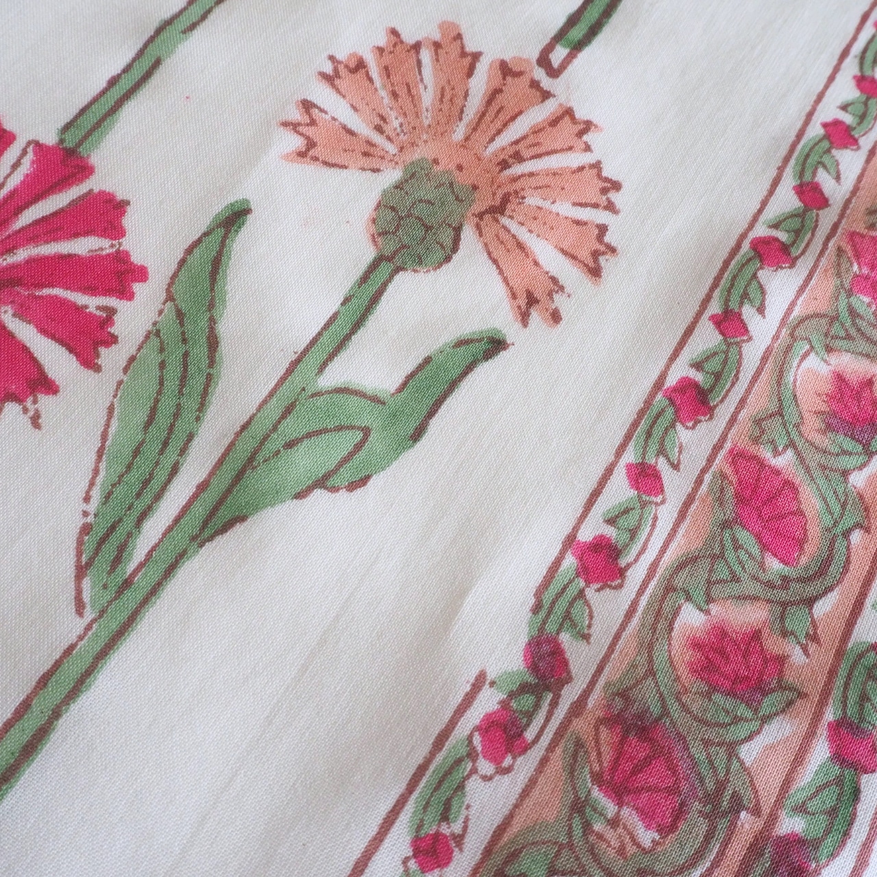 ブロックプリント生地【50cm単位】インド綿 片耳デザイン付き 花柄A 白×赤×ピンク #54822-WT1