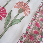 ブロックプリント生地【50cm単位】インド綿 片耳デザイン付き 花柄A 白×赤×ピンク #54822-WT1