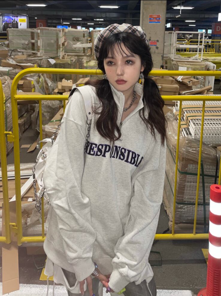ボーイッシュカジュアル ハーフジップ スウェット トレーナー ハイネック ゆるかわ オーバーサイズ ロゴ 韓国風 メンズライク Lamitte Deco トレンド 韓国ファッション ショップ Base店
