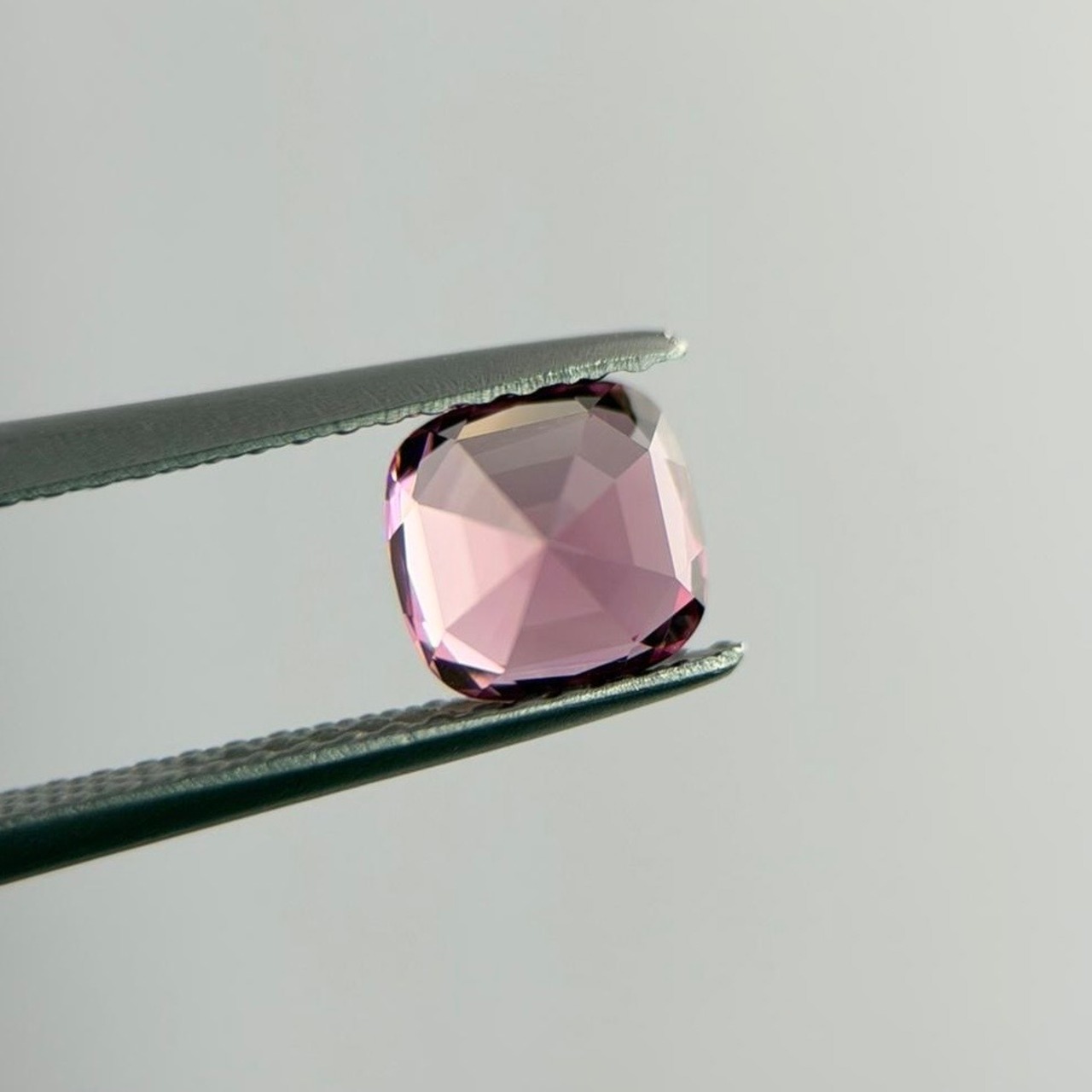ピンクトルマリン クッションカット 5.0x5.0x4.6mm, 1.06ct, ナイジェリア産