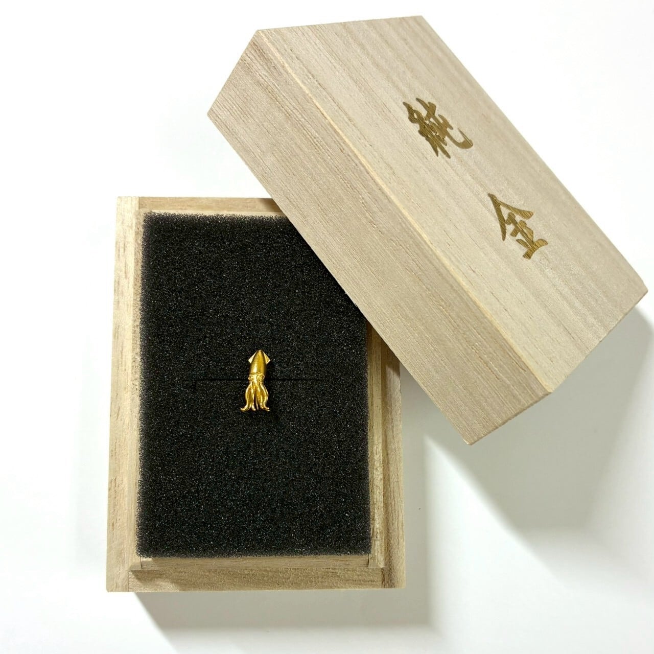 純金のイカ 1g JUNGOLD 指先サイズの芸術品 額縁ケース付き 【RNP01160