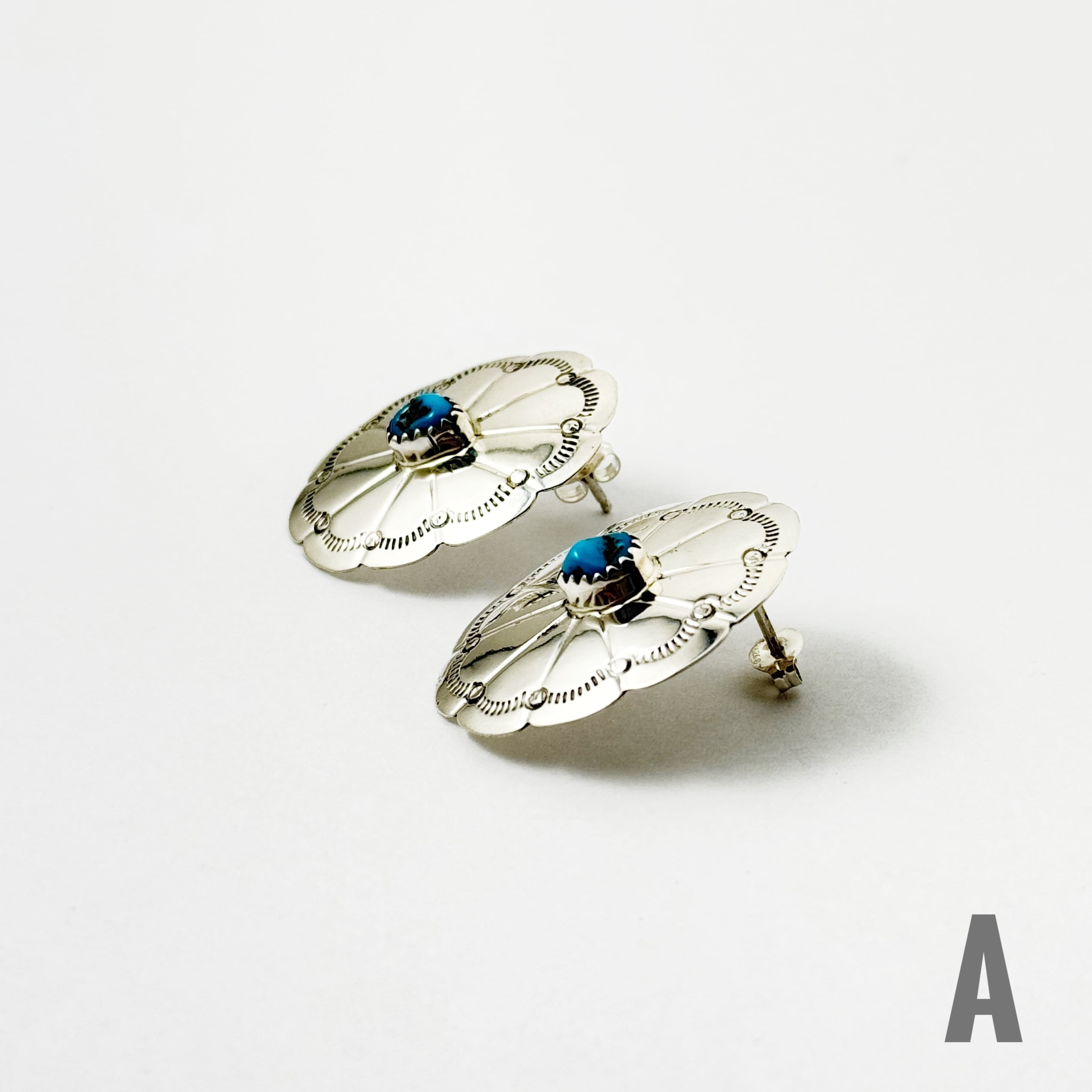 Indian Jewelry》 ターコイズ センター イン オーバル コンチョ ピアス