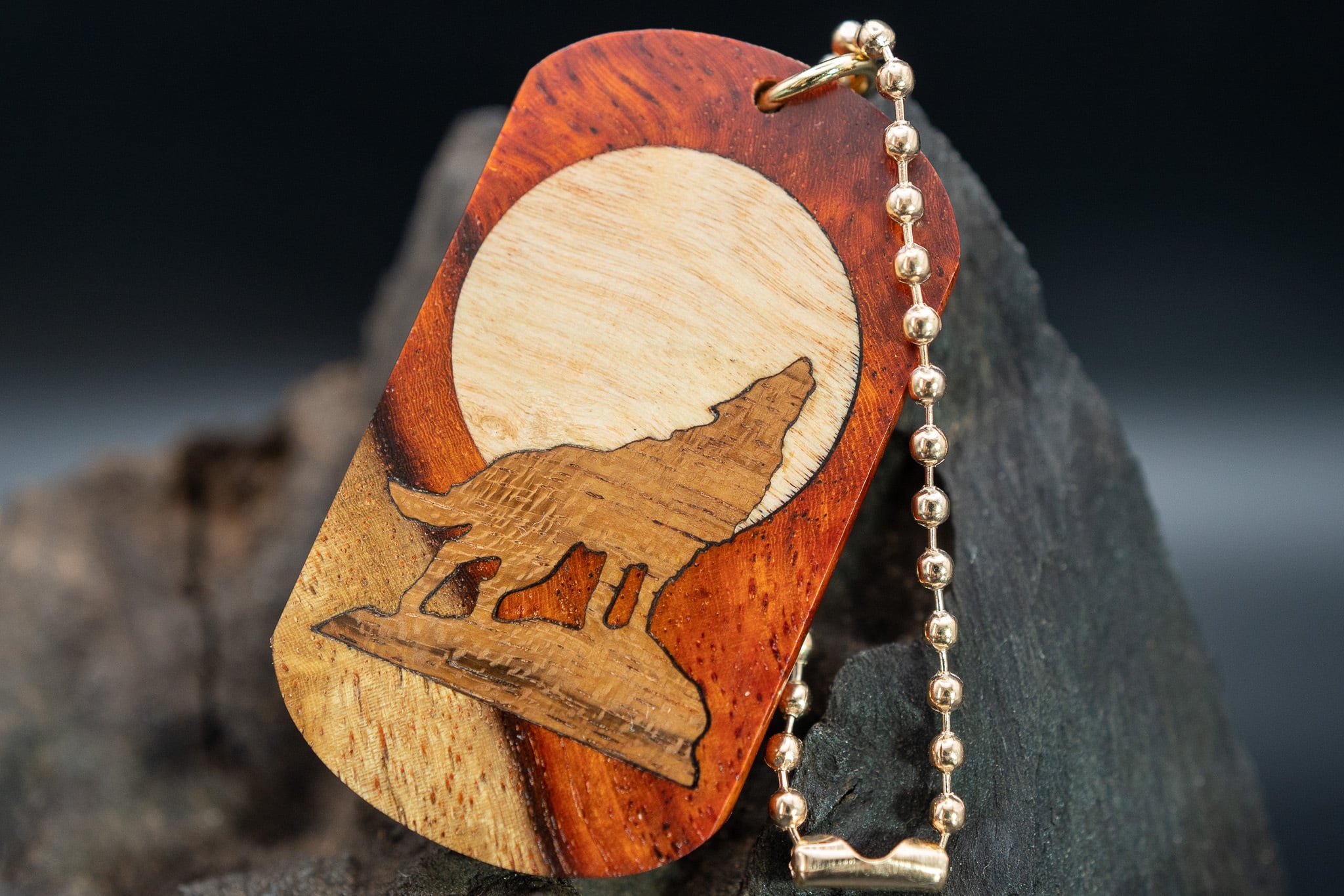 【朱色の銘木】 本花梨紅白 ドッグタグ 象嵌 月と狼