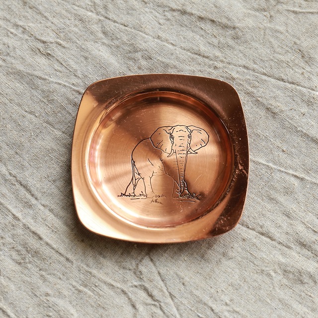サバンナが描かれた、銅のコースター（ゾウ）