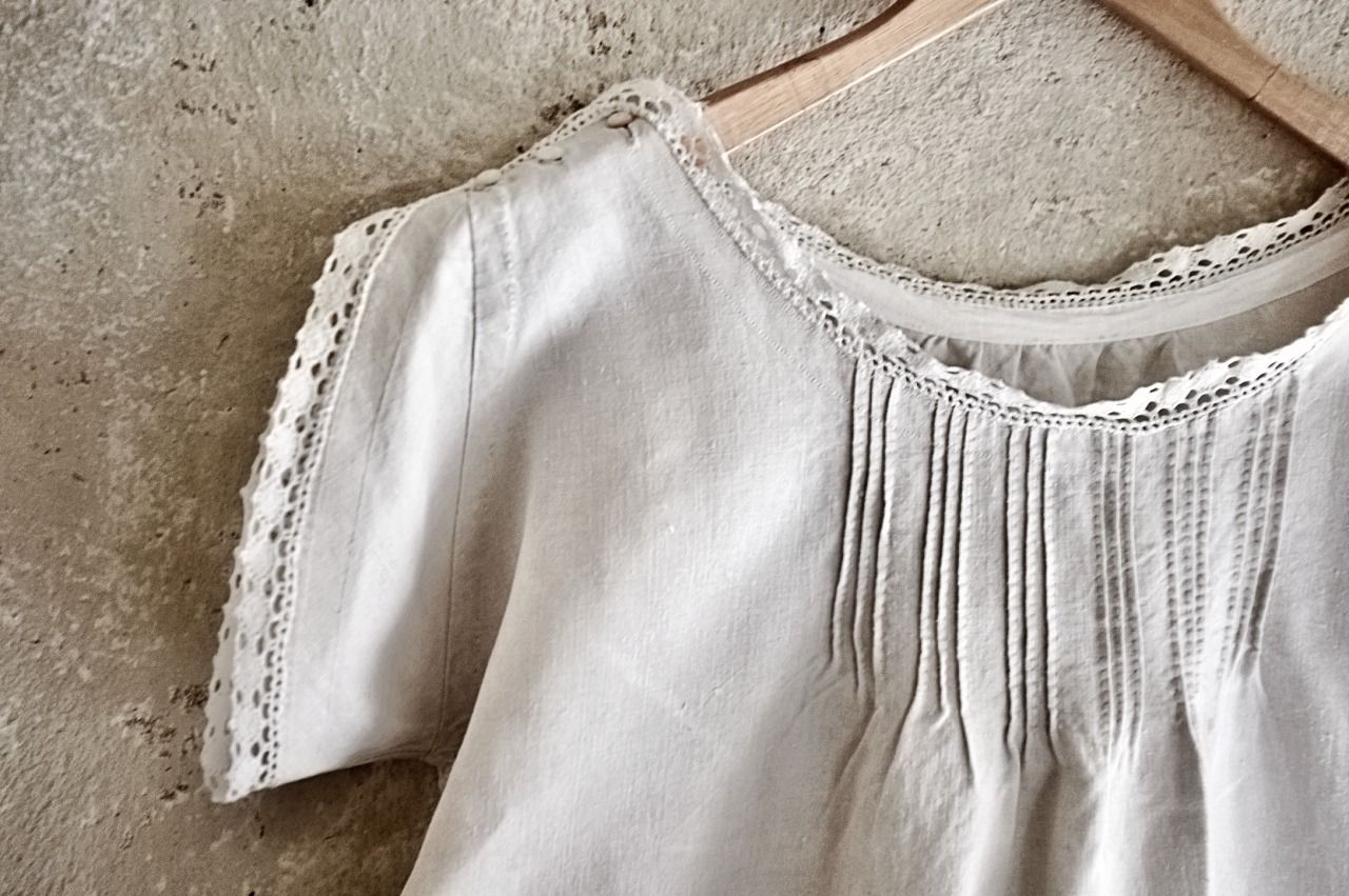 フランス 1900s  リネン 肩ボタンの小さな袖付きレースワンピース アンティーク