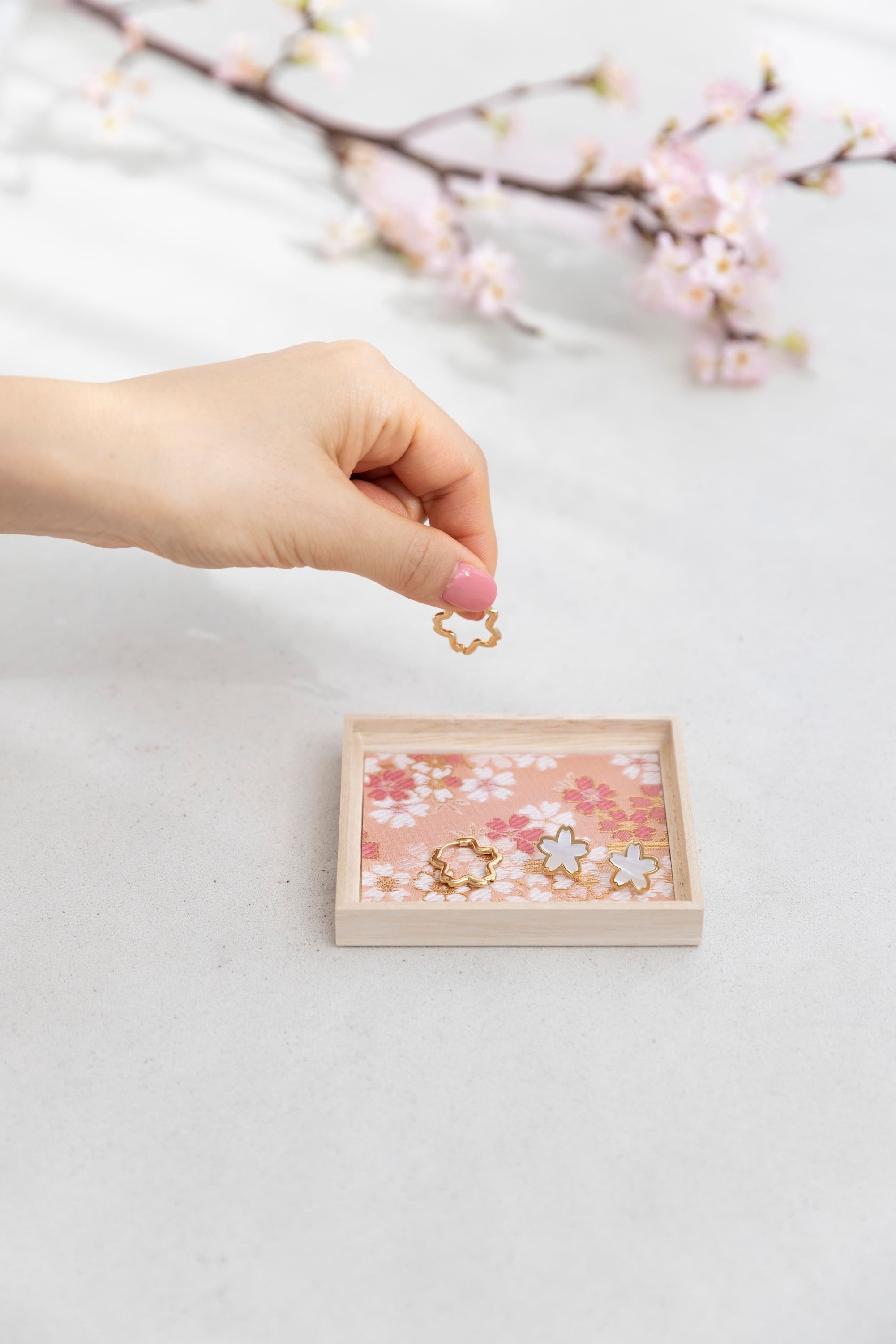 sakuradoki - 麗 - 桜ピンクシェルピアス | Tomorrow Fabric