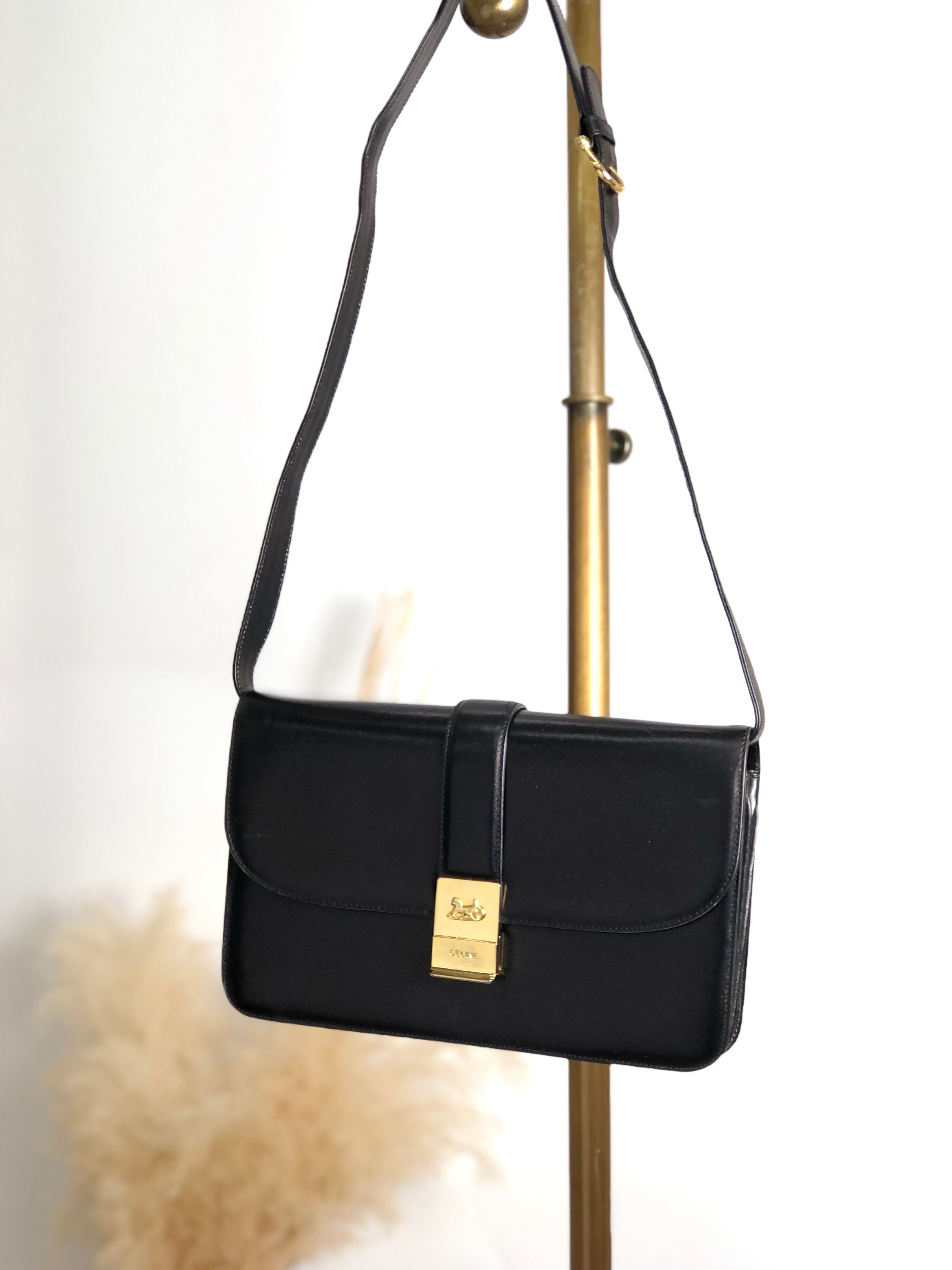 CELINE セリーヌ ショルダーバッグ ブラック ロゴ 馬車 レザー CELINE セリーヌ ショルダーバッグ ブラック ロゴ 馬車 レザー