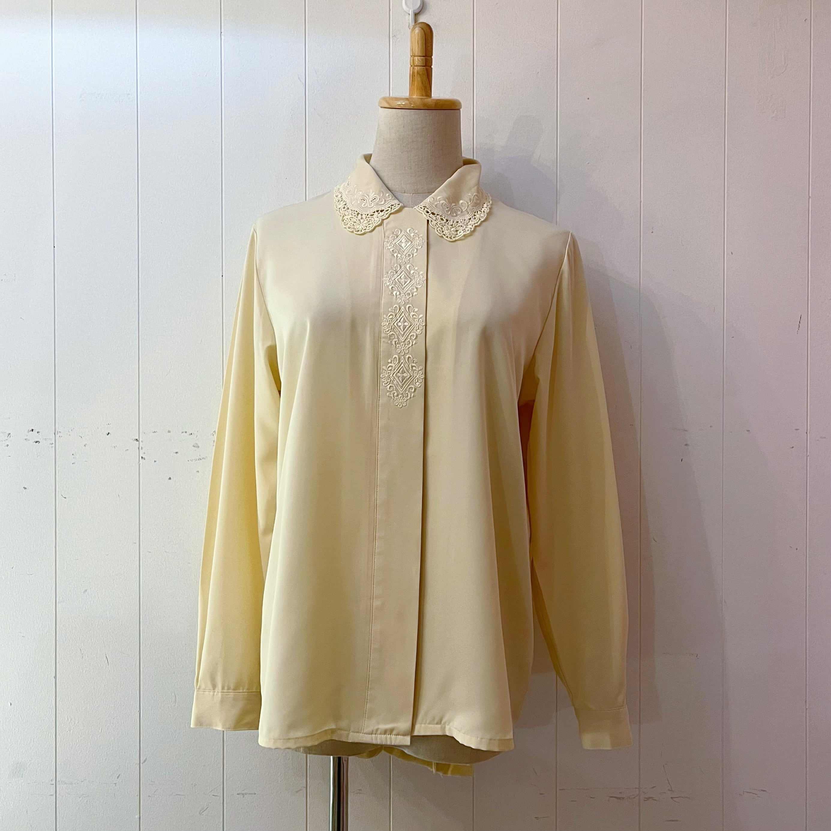 embroidery lace collar cream blouse