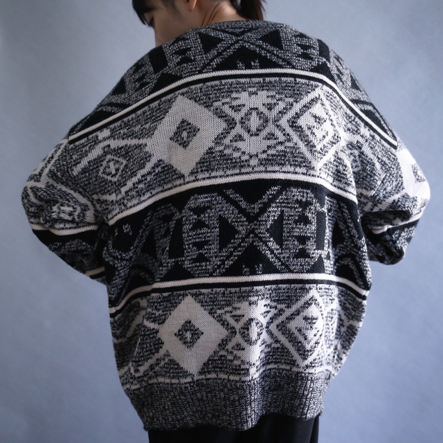 monotone geometry pattern loose silhouette knit sweater