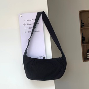 バッグ カバン レディース メンズ ショルダー 斜めがけ 肩がけ 大容量 便利 軽量 ファスナー シンプル カジュアル こなれ感 ラフ スポーティー ナチュラル 無地 通学 デート お出かけ 運動 アウトドア イベント リゾート 旅行 海 お買い物 女子会 スポーツ 休日 プール カフェ 普段使い 双子 コーデ スタイル ユニセックス 男女兼用 10代 20代 30代 40代 プチプラ 春 夏 秋 冬 シーズンレス オールシーズン 小さめ 小さい フリーサイズ オフホワイト 白 黒 オレンジ ホワイト ブ