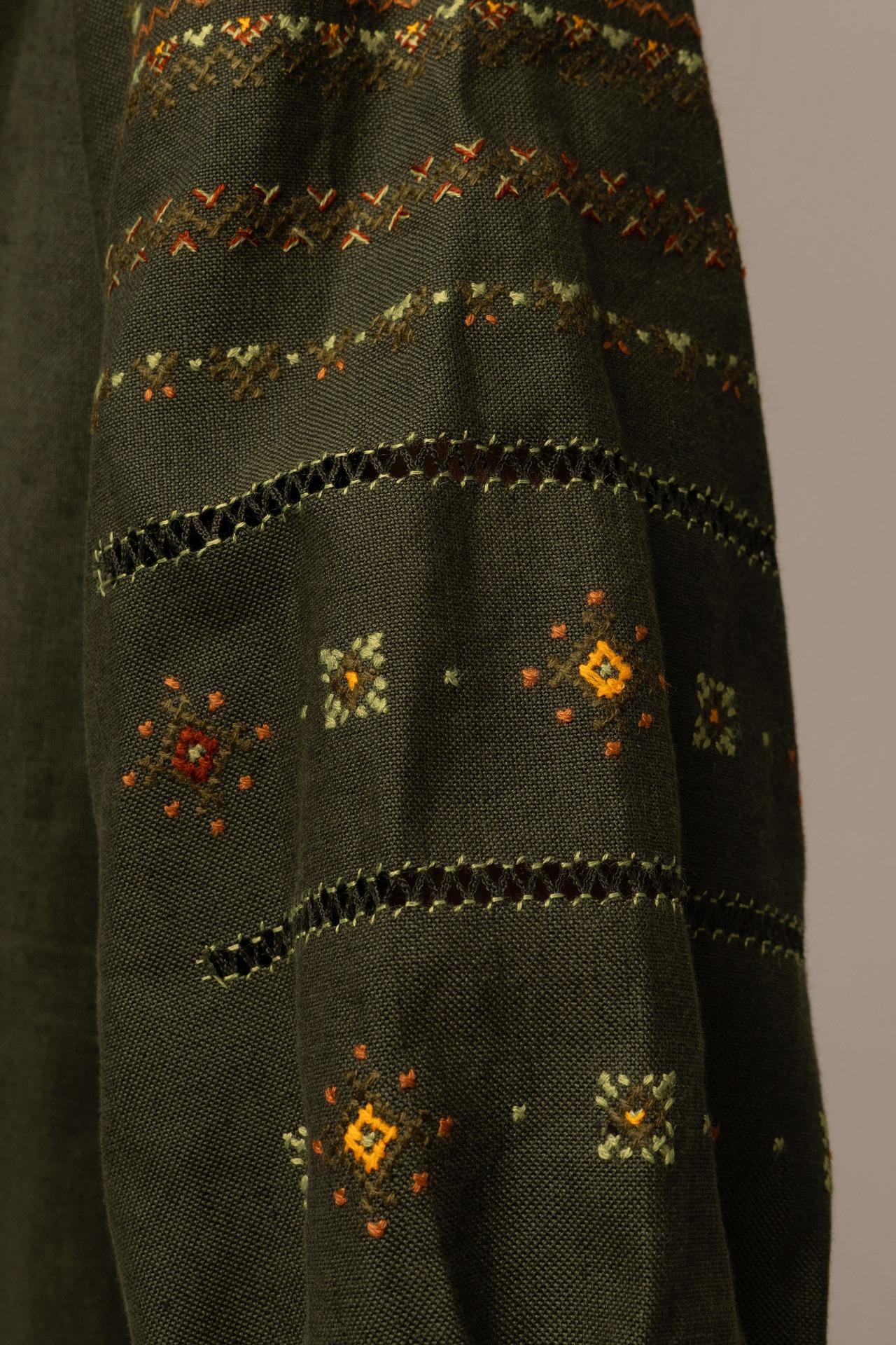 ウクライナ刺繍ヴィシヴァンカ・クラシック　コロミヤ　手刺繍　麻　レディース・フリーサイズ - 9