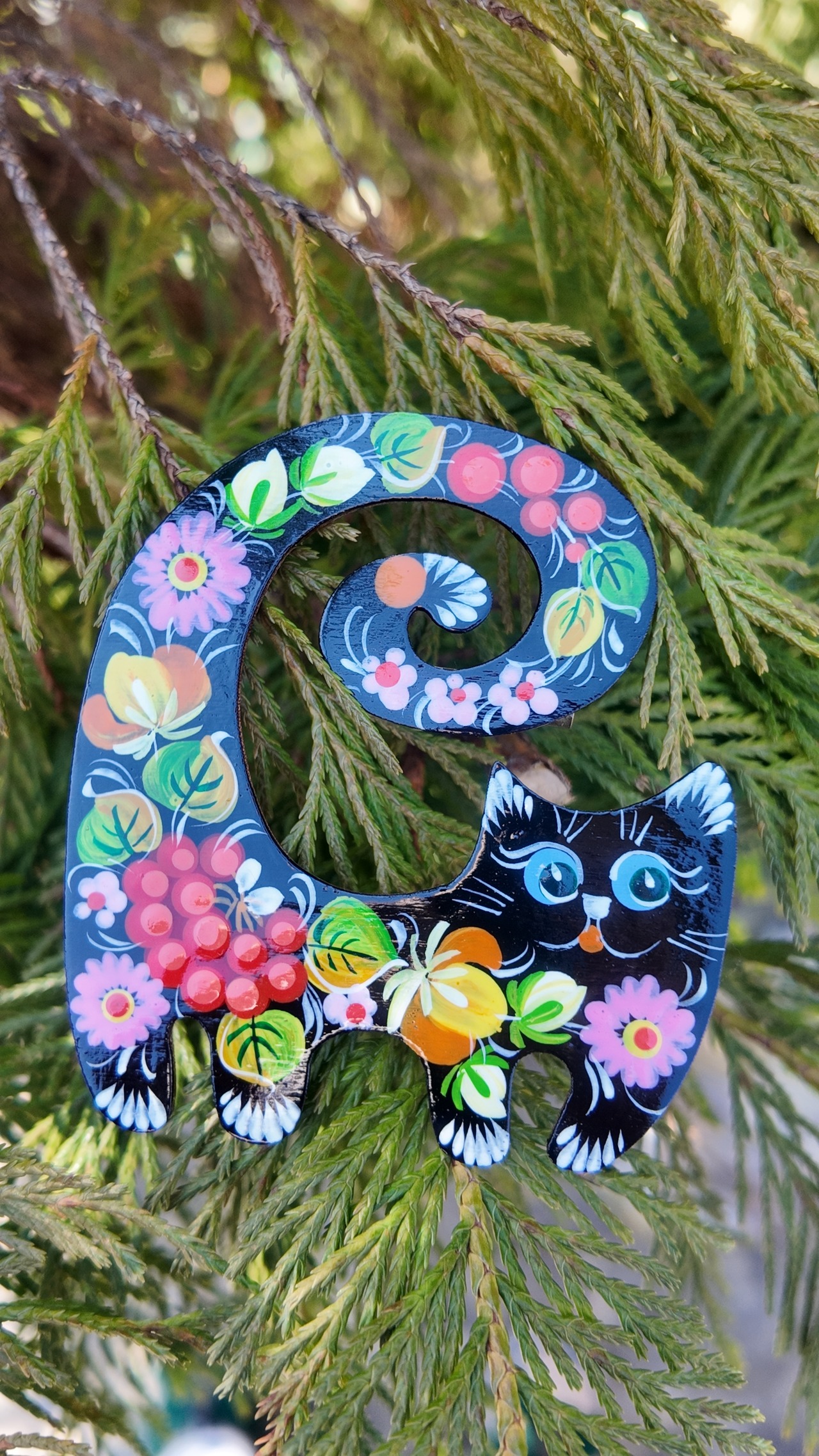 ウクライナ伝統絵画 ペトリキウカ塗り 木製ブローチ（ホメンコ作）ねこ - 1