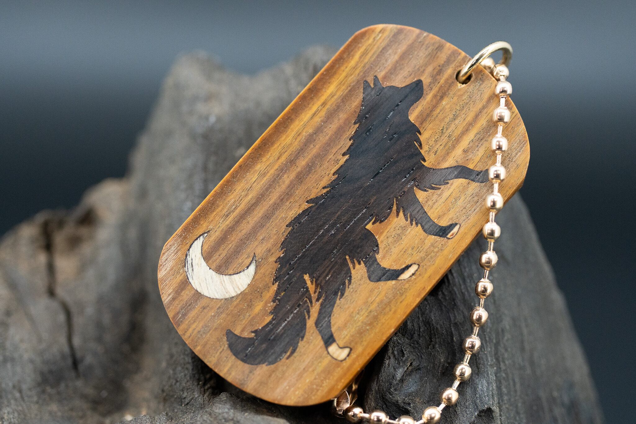 【世界最重量の銘木】リグナムバイタ ドッグタグ 闊歩