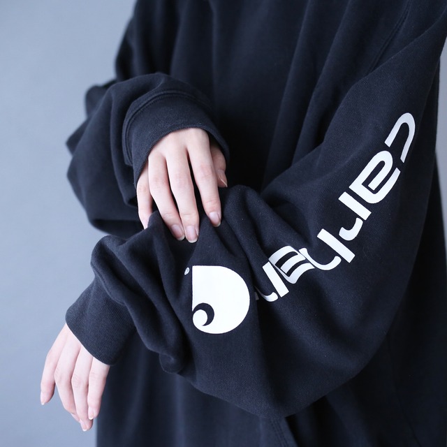 "Carhartt" sleeve logo printed over silhouette black sweat parka