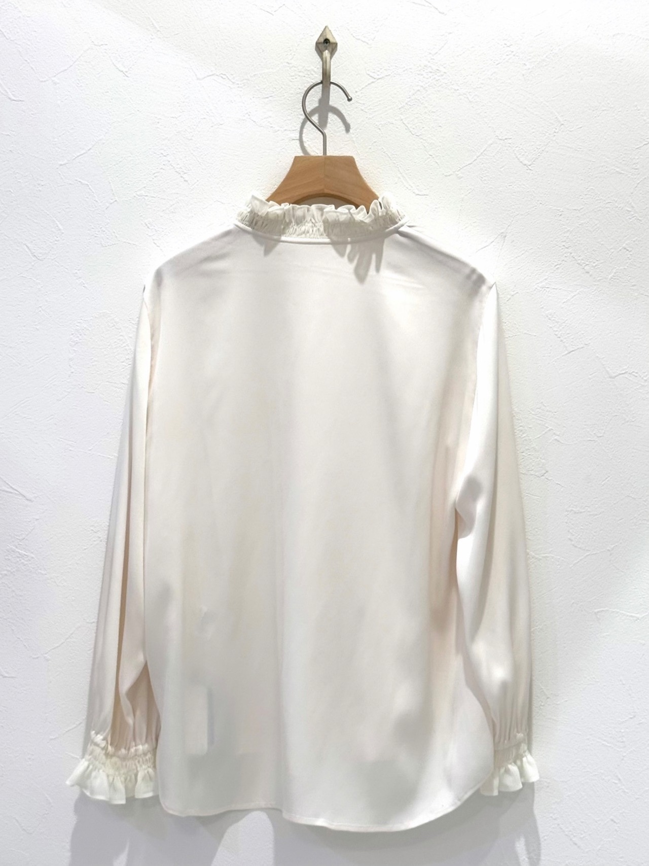 フリルブラウス