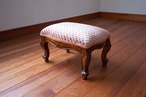 「暮らしを彩るフットスツール」　ブナ材/アンティーク家具/ブレード仕上げ/サスティナブルクラフト