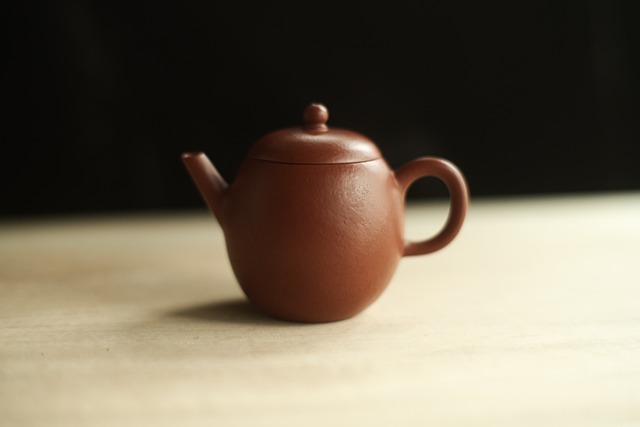 ヴィンテージ 宜興紫砂壺「龍蛋甕形・＜逸公＞銘」（約75cc）・朱泥