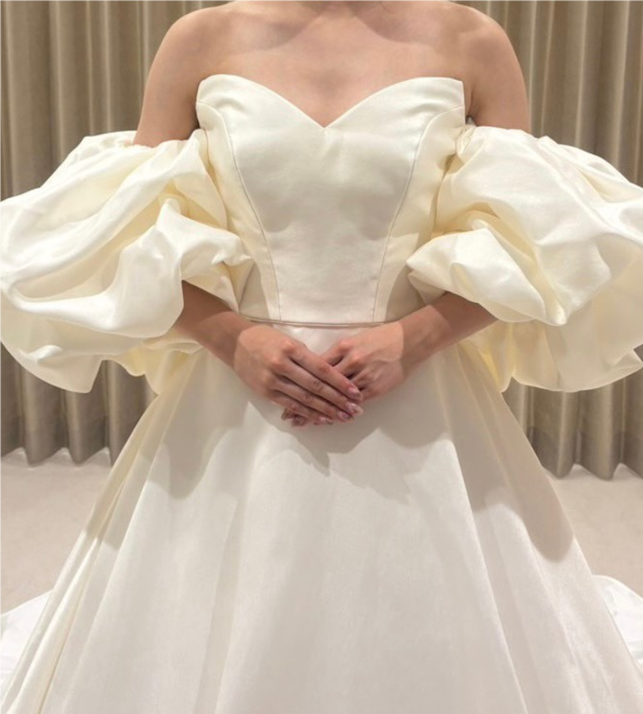 ウエディングドレス パフスリーブ 光沢サテン プリンセスライン ウエディングドレス パフスリーブ 光沢サテン プリンセスライン