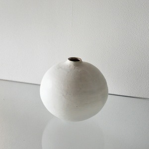【LIMITED】小野俊 / 白珠釉化粧 丸型花器(手なり)