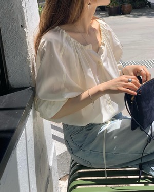 (即納) ounce / More string blouse / cream