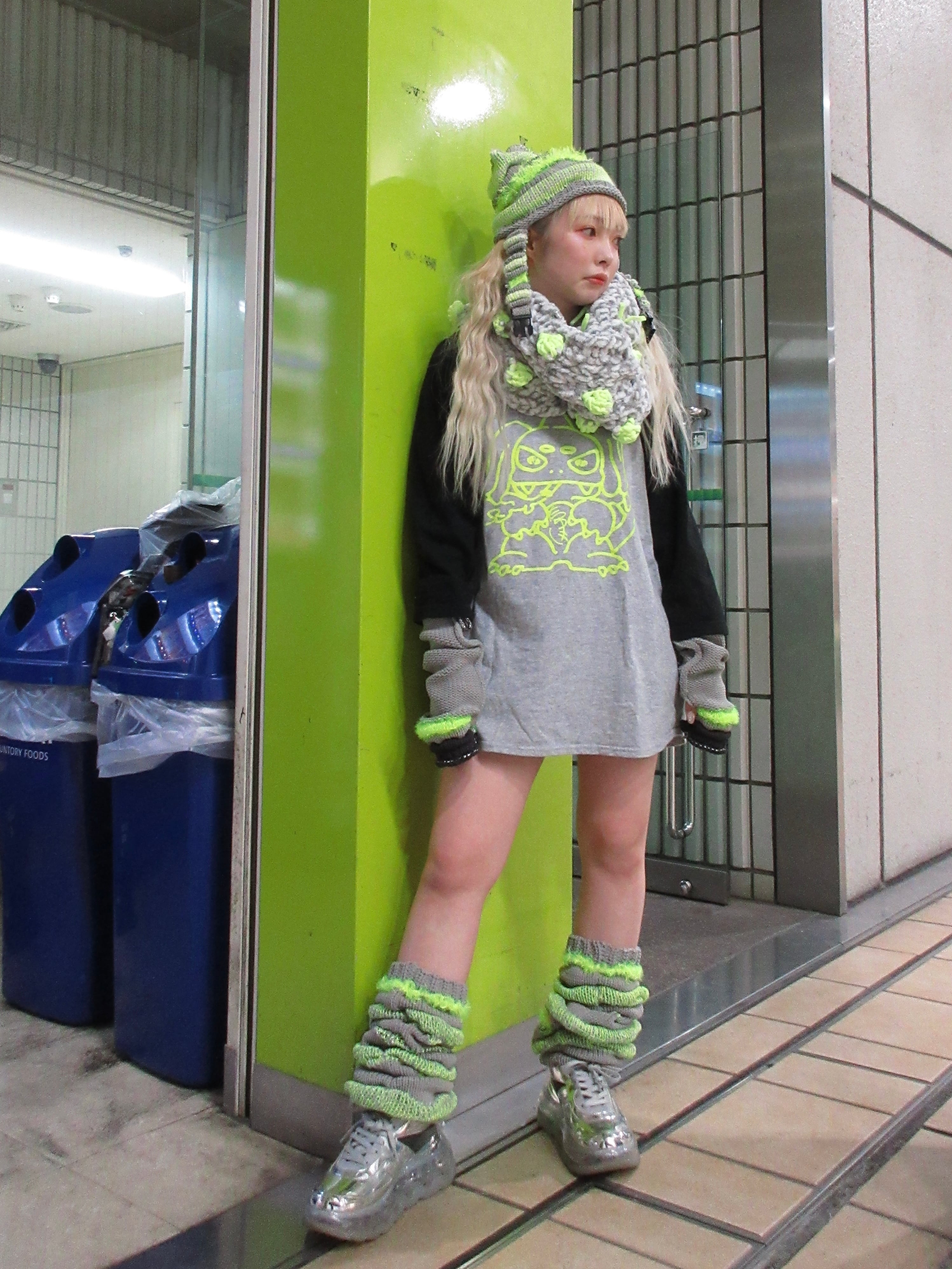 Neon Pintuck Leg Warmers (B×N) 【公式通販】
