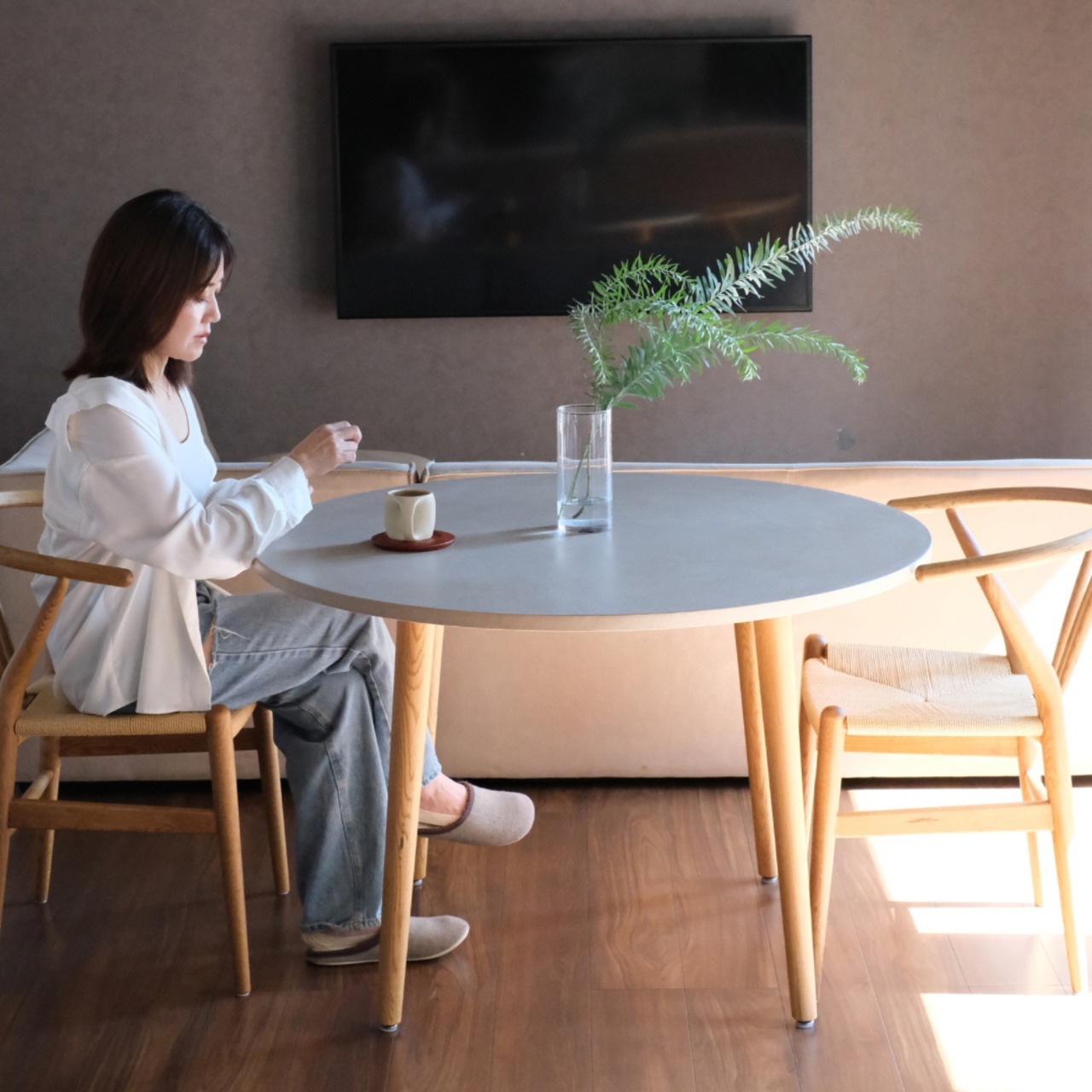 Round Dining table