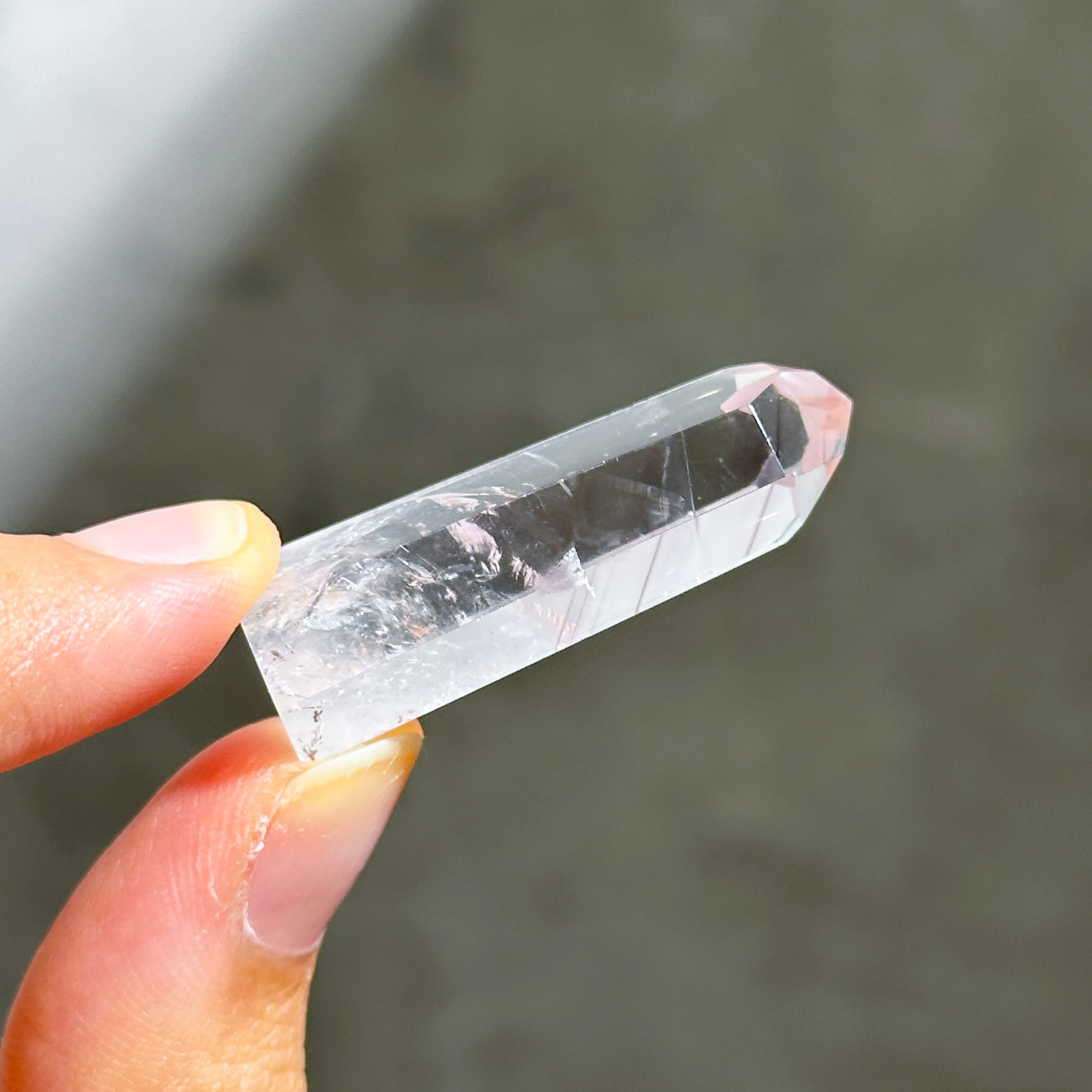 蛍光◎バイーア産パウエライトアメジスト タワー型12◇Powellite