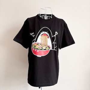 【KIDS 150サイズ】　I LOVE RAMEN!!! – SLURP SHARK 叫べ！ラーメン愛！！ 大人気！【ラーメン大好き!!】 サメTシャツ　 フリンジ刺繍ラーメン麺 シャークT