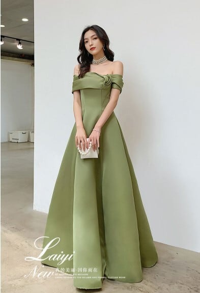 淡い緑色のオフショルダーパーティードレス 人気上昇 パーティードレス 薄緑 オフショルダー 光沢サテン