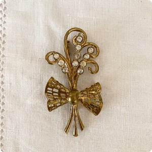 【フランス直輸入】リボンや花束のモチーフが愛らしい アンティーク ゴールド ブローチ