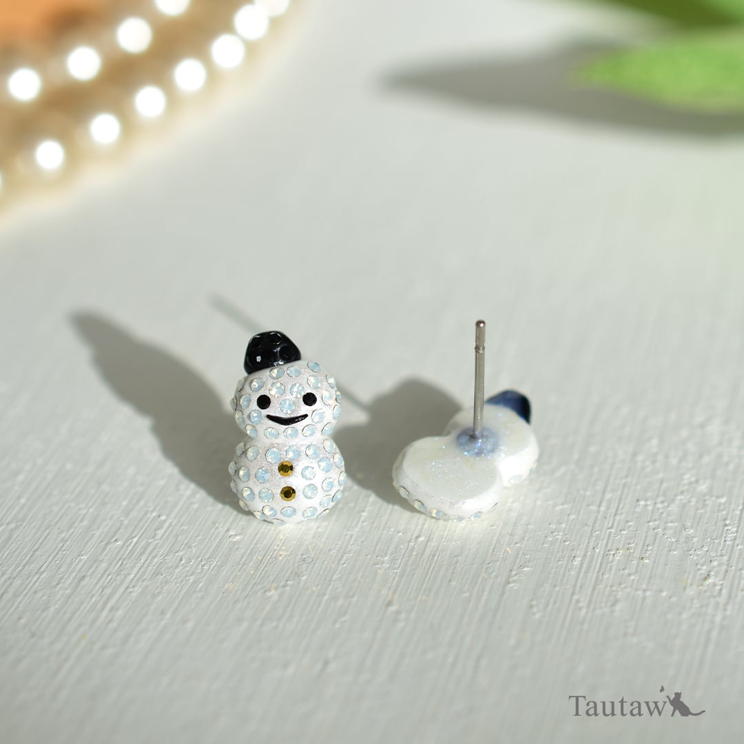 クリスマスサンタ×雪だるま ピアス イヤリング 黒い帽子の雪だるま】ピアス・イヤリング｜プレシオサ使用 受注生産
