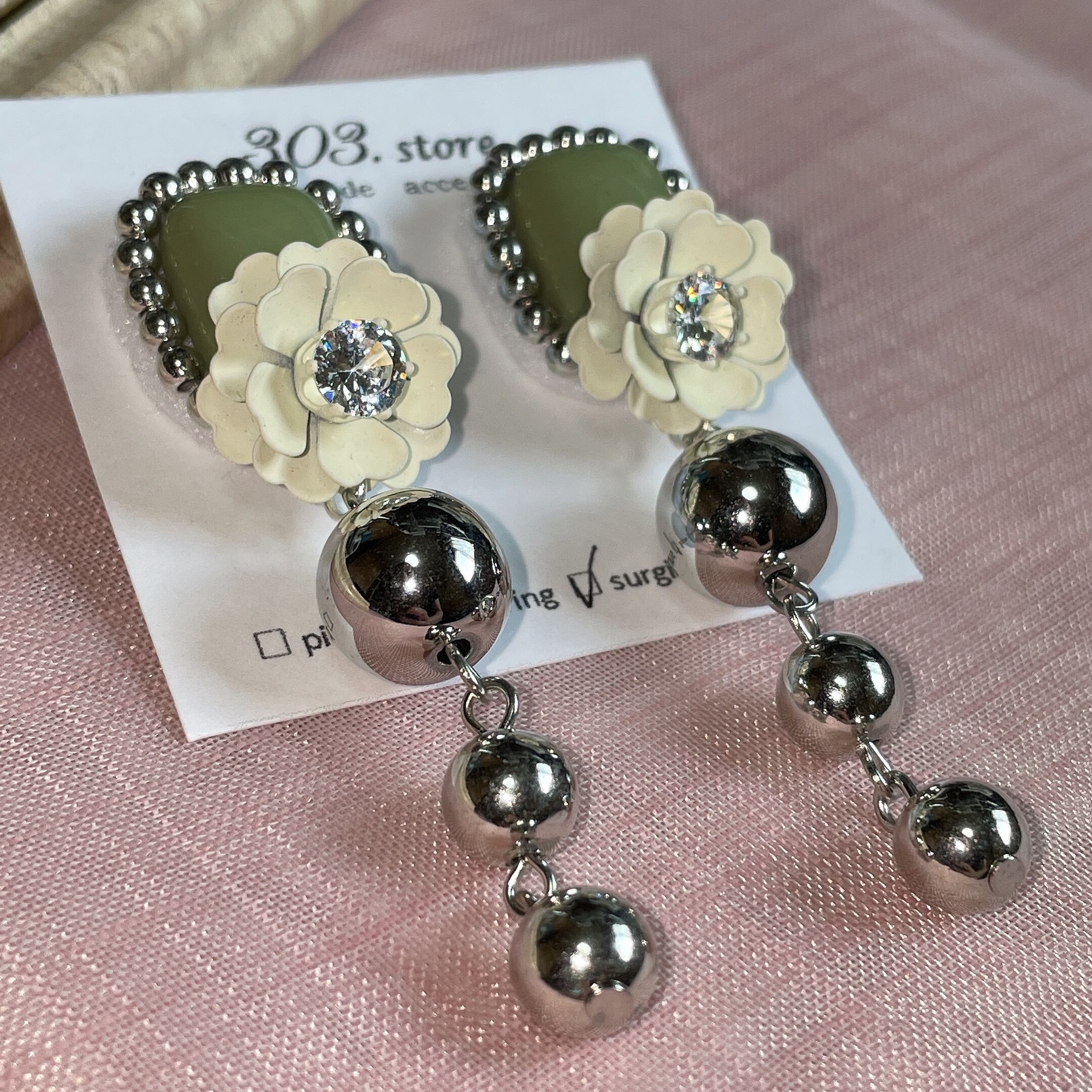ビーズ刺繍 バイカラー お花 サージカルステンレス ピアス ホワイト