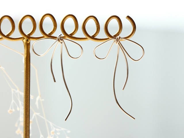 14kgf- asymmetry ribbon pierced earrings