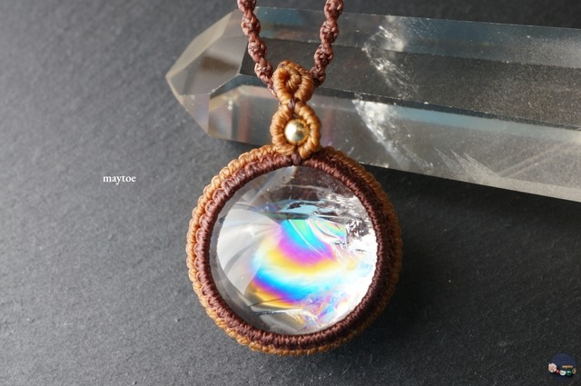 プレミアム級の虹入り☆レインボー水晶(アイリスクォーツ)七色天然石*厄除けチャクラネックレス<厄年のお守りに>