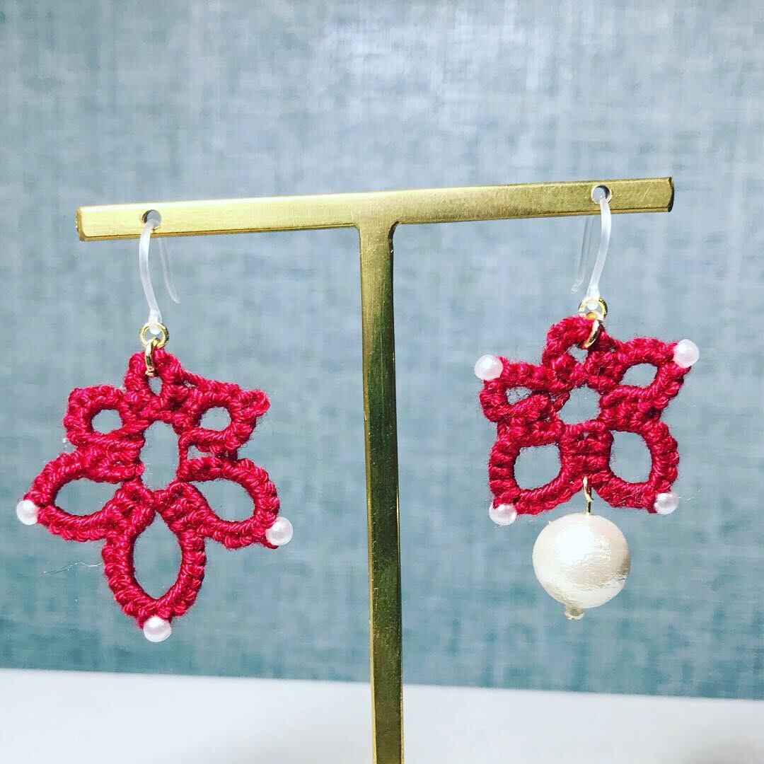 0054:レッド タティングレース アシンメトリー 樹脂フックピアス