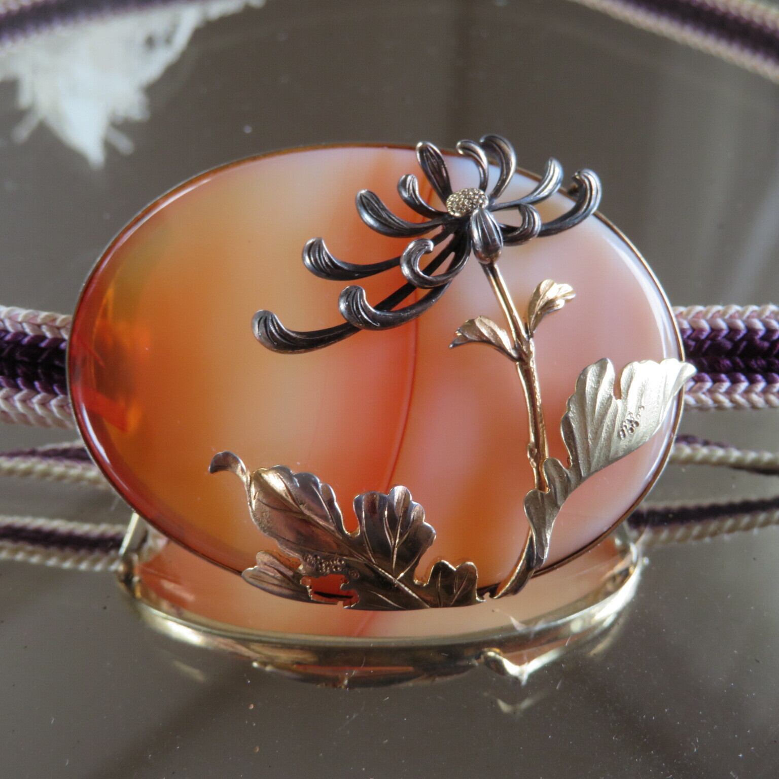 アンティーク　瑪瑙の月に立ち菊の帯留め